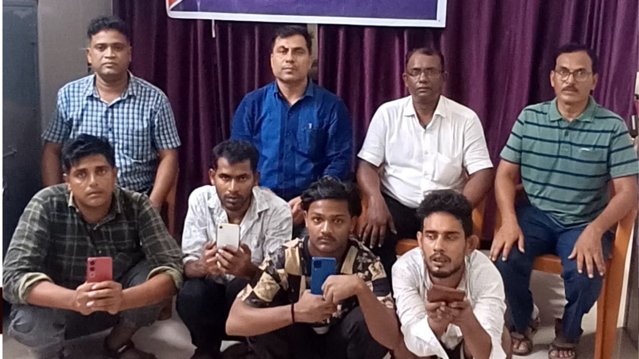 Sealdah Station Theft: পকেটে iPhone XR, Vivo, Samsung-র ফোন, এদিকে আনলক করতে পারছে না একটাও! শিয়ালদহ স্টেশনে RPF চেপে ধরতেই বেরিয়ে এল প্রায় ২ লাখের জিনিস