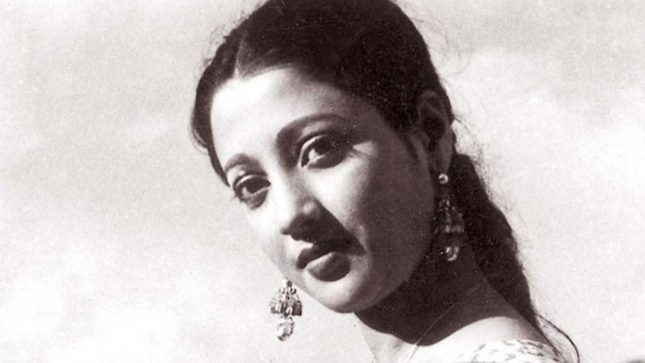 এরপর আলতোভাবে মুছে নিয়ে ক্রিম মাখতে হবে। এমনকী, সুচিত্রা বলেছিলেন, প্রতিরাতে বাড়ি ফিরে মেকআপ তুলে, মুখে ক্রিম মেখে গরমভাব নিতে।