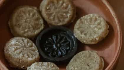 গুড় ও চিনি দিয়ে নারকেলের সন্দেশ বানান এভাবে, সময় লাগবে কয়েক মিনিট