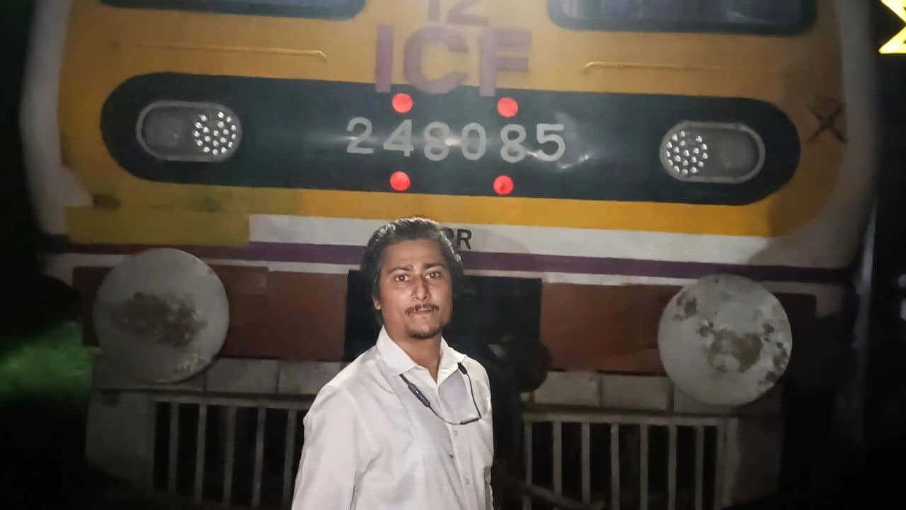 Santipur Local Train: শান্তিপুর লোকালের সামনে আটকে লাস, ঝুলতে ঝুলতে আসছিল স্টেশনের দিকে, তারপর...