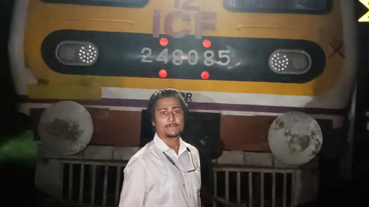 Santipur Local Train: শান্তিপুর লোকালের সামনে আটকে লাস, ঝুলতে ঝুলতে আসছিল স্টেশনের দিকে, তারপর... Santipur Local Train: শান্তিপুর লোকালের সামনে আটকে লাস, ঝুলতে ঝুলতে আসছিল স্টেশনের দিকে, তারপর...