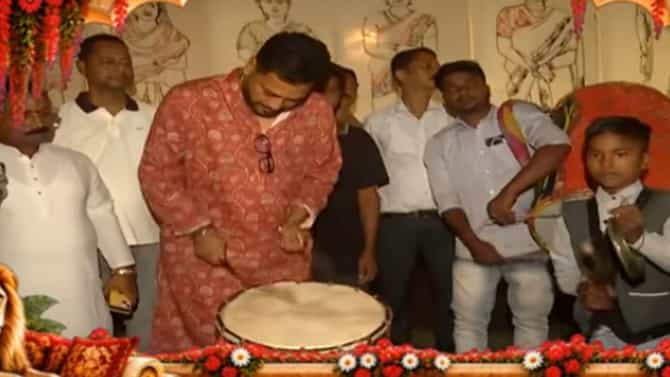 পুজোর মেজাজে শঙ্কর ঘোষ, ঢাক বাজালেন মন্ত্রী