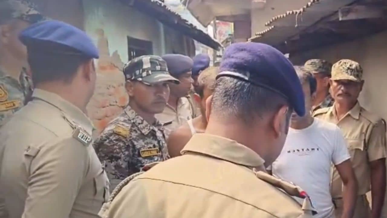 Minor Girl Assault Case: ১৩ বছরের নাবালিকাকে ধর্ষণের অভিযোগ, কোমরে দড়ি বেঁধে ঘোরাল পুলিশ