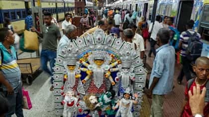 দুর্গাপুজোয় নিশ্চিন্তে ঠাকুর দেখুন, রাতে চলবে ১২টি স্পেশাল ট্রেন