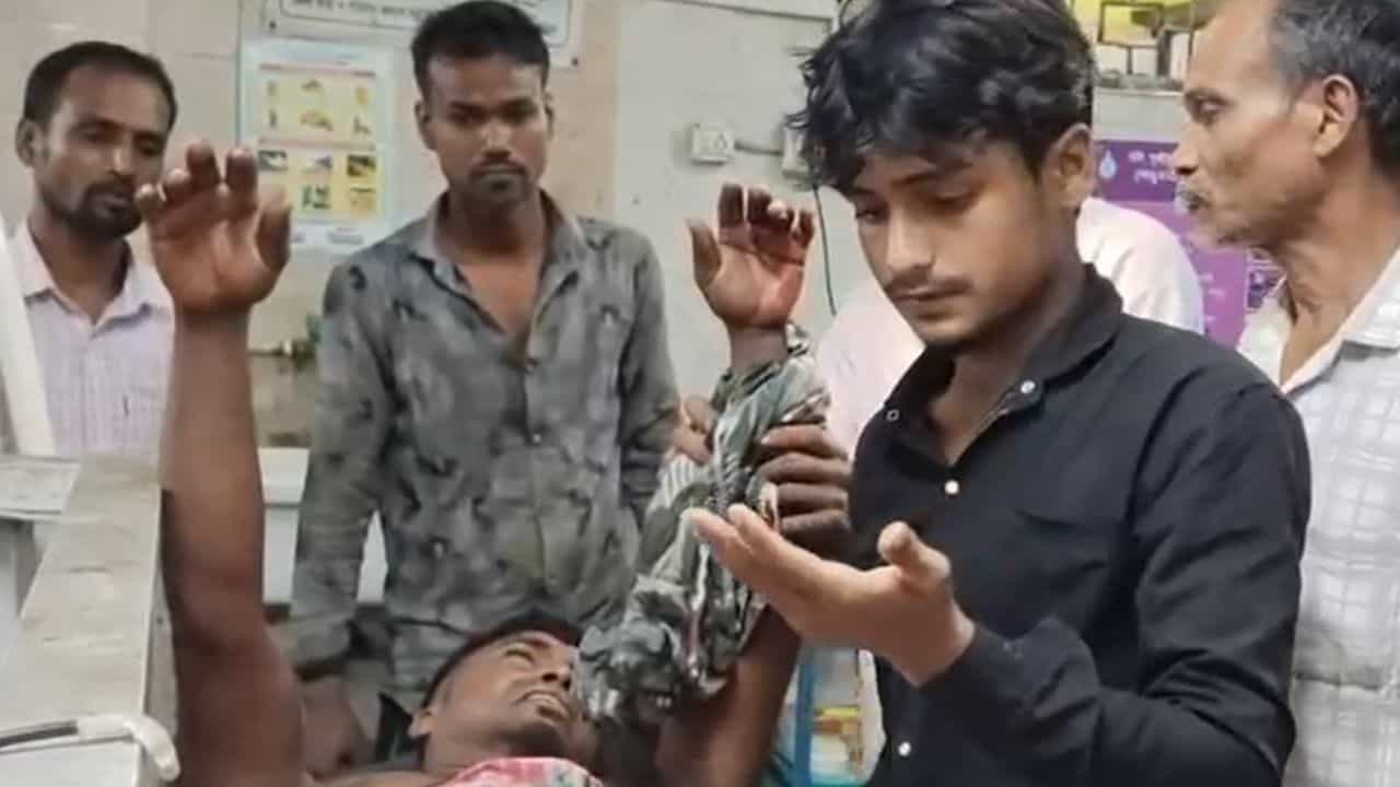Canning Youth Stabbed: গাঁক গাঁক করে বাজছিল গান! বন্ধ করতে বলতেই একের পর এক কোপ, রক্তারক্তি ক্যানিংয়ে Canning Youth Stabbed: গাঁক গাঁক করে বাজছিল গান! বন্ধ করতে বলতেই একের পর এক কোপ, রক্তারক্তি ক্যানিংয়ে