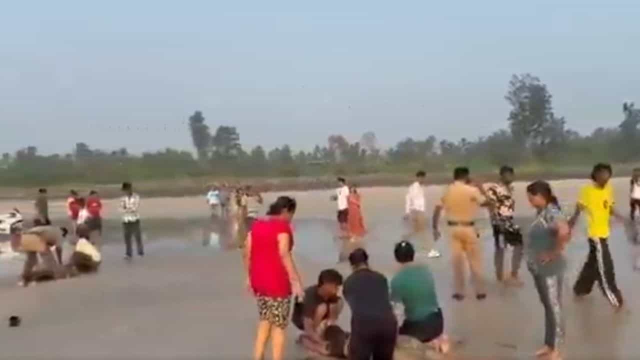 Students Drowned in Sea: সমুদ্রে স্নান করতে গিয়ে একসঙ্গে তলিয়ে গেল ৮ পড়ুয়া, উঠল নিথর দেহ! পিকনিকে মর্মান্তিক ঘটনা Students Drowned in Sea: সমুদ্রে স্নান করতে গিয়ে একসঙ্গে তলিয়ে গেল ৮ পড়ুয়া, উঠল নিথর দেহ! পিকনিকে মর্মান্তিক ঘটনা