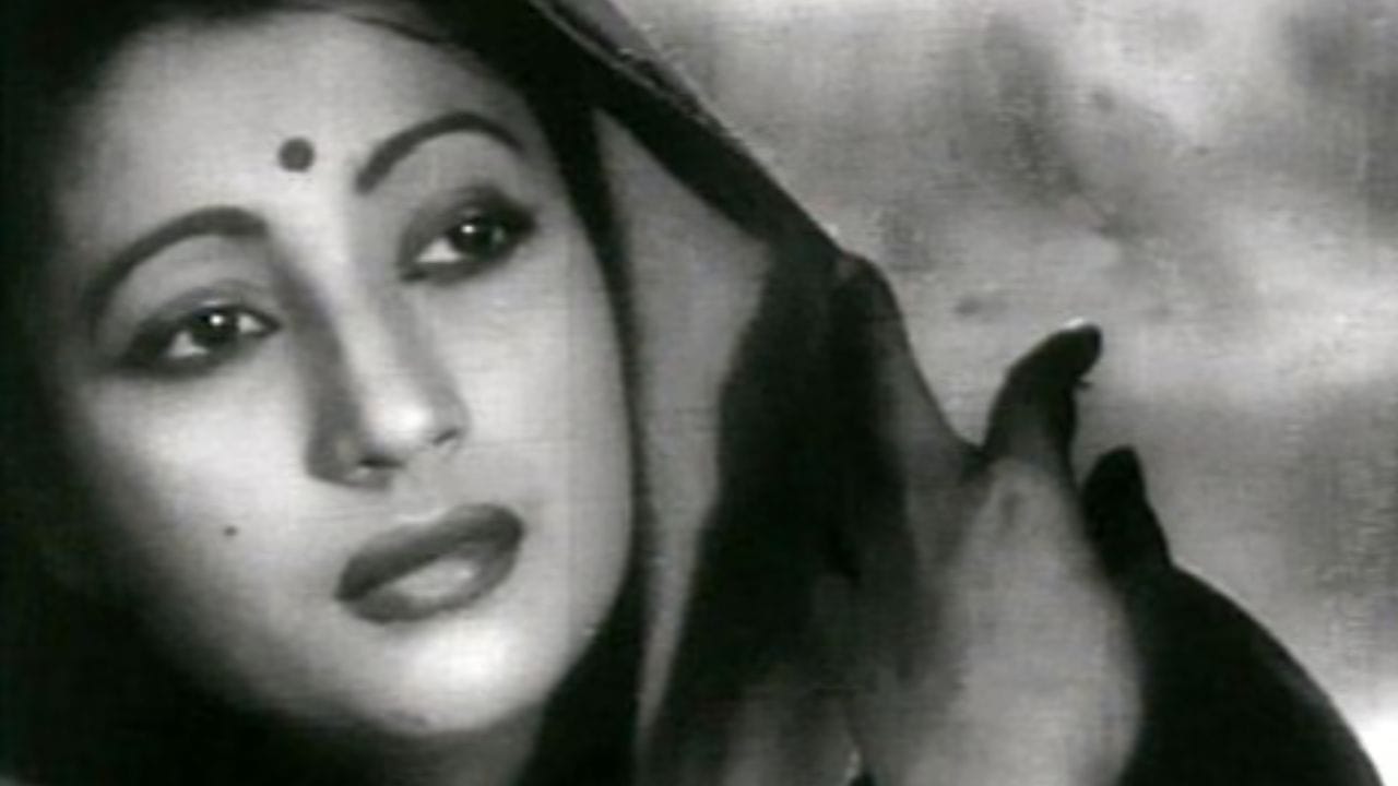 তবে একটিবার মিস শেফালিকে রূপটানের টিপস দিয়েছিলেন সুচিত্রা। যা অনুসরণ করে, মিস শেফালিও হয়ে উঠেছিলেন মোহময়ী। কী ছিল সেই টিপস?