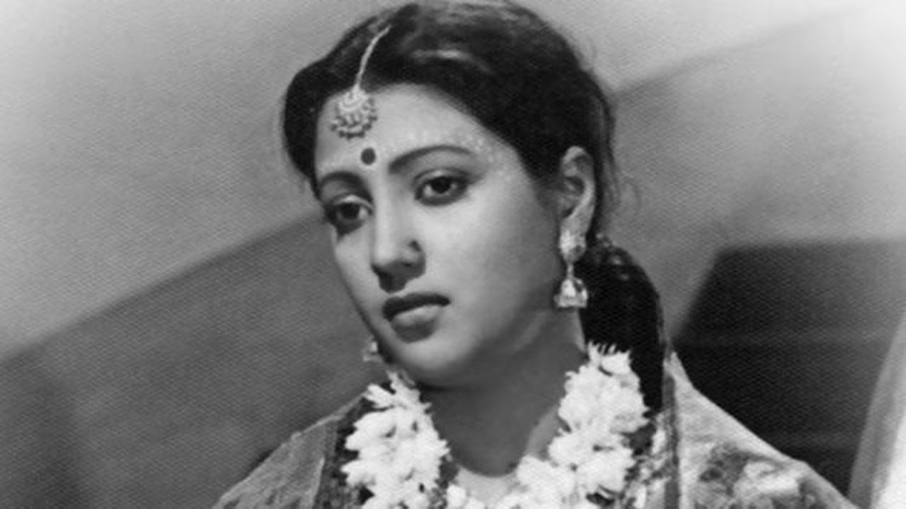 মিস শেফালির বায়োগ্রাফিতে জানা যায়, সুচিত্রা তাঁকে বলেছিলেন, মুখ ধোয়ার সময় কখনই সাবান ব্যবহার করবে না, বরং বেসন দিয়ে মুখ ধুয়ে ফেলতে হবে।