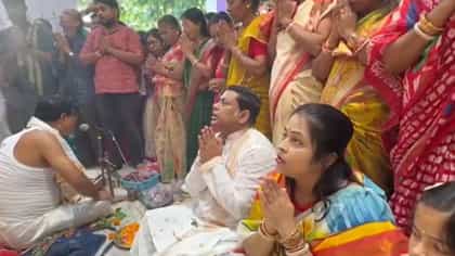 সপরিবারে অঞ্জলি, আড্ডায়-সেলফিতে পুজোর আমেজে সুকান্ত মজুমদার