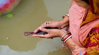 মহিলারা কি তর্পন করতে পারেন? শাস্ত্র বলছে...
