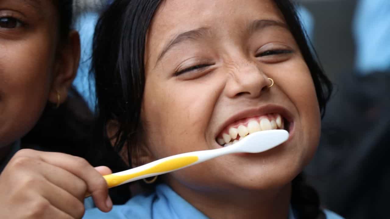 দু'বেলা রোজ ব্রাশ করেও কেন হলুদ হচ্ছে দাঁত? কীভাবে ঝকঝকে রাখবেন? দু'বেলা রোজ ব্রাশ করেও কেন হলুদ হচ্ছে দাঁত? কীভাবে ঝকঝকে রাখবেন?