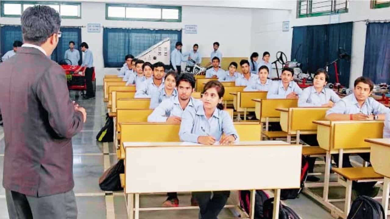 Vocational Trainers Salary Hike: দুর্গাপুজোর আগেই সুখবর, বেতন বাড়ল এই প্রশিক্ষকদের Vocational Trainers Salary Hike: দুর্গাপুজোর আগেই সুখবর, বেতন বাড়ল এই প্রশিক্ষকদের
