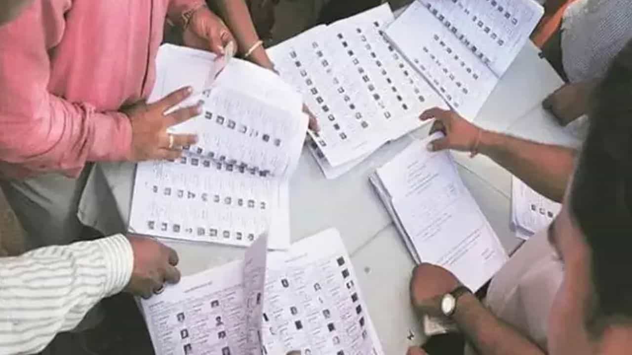Voter List Name: ভোটারের নাম 'রাম নে যাদব কো মারা’, বাবার নাম 'বি.কম', উত্তর প্রদেশে ভোটার তালিকা নিয়ে হইচই, কী ব্যাখ্যা মুখ্য নির্বাচনী আধিকারিকের? Voter List Name: ভোটারের নাম 'রাম নে যাদব কো মারা’, বাবার নাম 'বি.কম', উত্তর প্রদেশে ভোটার তালিকা নিয়ে হইচই, কী ব্যাখ্যা মুখ্য নির্বাচনী আধিকারিকের?