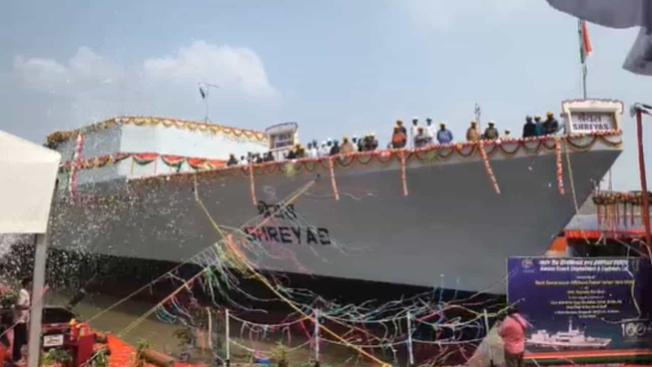 Warship, Kolkata: পুজোর আবহে কলকাতায় জলে নামল যুদ্ধ জাহাজ Warship, Kolkata: পুজোর আবহে কলকাতায় জলে নামল যুদ্ধ জাহাজ