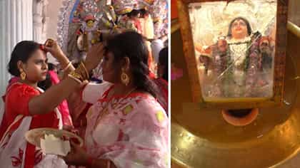LIVES: মণ্ডপে মণ্ডপে চলছে সিঁদুর খেলা