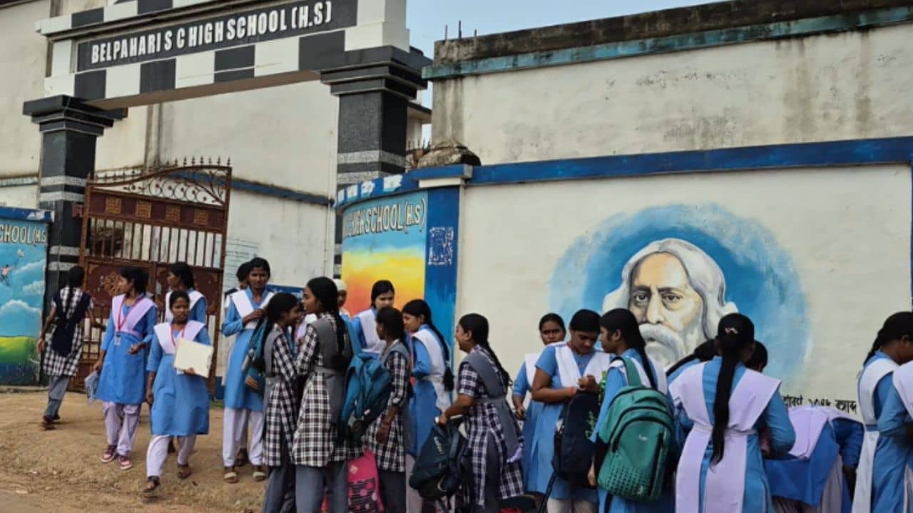 West bengal School: আজব ঘটনা! HS পরীক্ষা দিচ্ছে, অথচ ২টি বিষয় ছাড়া আর কোনও পাঠ্য বই হাতেই পায়নি পড়ুয়ারা