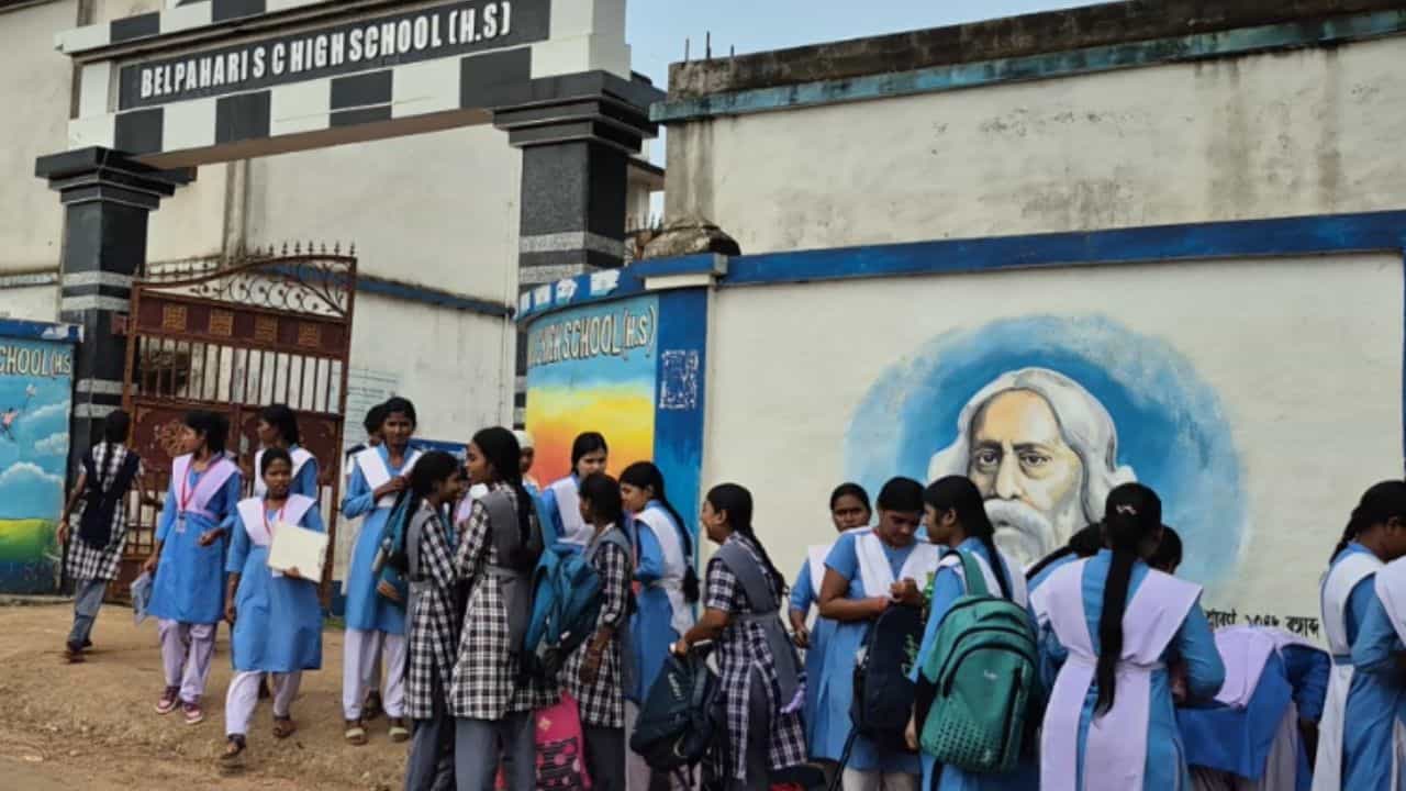 West bengal School: আজব ঘটনা! HS পরীক্ষা দিচ্ছে, অথচ ২টি বিষয় ছাড়া আর কোনও পাঠ্য বই হাতেই পায়নি পড়ুয়ারা West bengal School: আজব ঘটনা! HS পরীক্ষা দিচ্ছে, অথচ ২টি বিষয় ছাড়া আর কোনও পাঠ্য বই হাতেই পায়নি পড়ুয়ারা