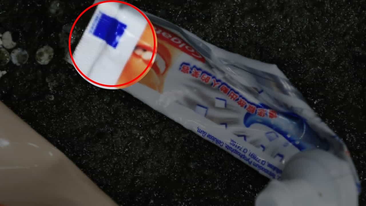 টুথপেস্ট (Toothpaste) ছাড়া দিন শুরু করার কথা ভাবাই যায় না। প্রতিদিন দাঁত মাজার সময় টিউবের একেবারে নিচের দিকে থাকা ছোট রঙিন দাগগুলো নিশ্চয়ই চোখে পড়েছে। এই দাগগুলো সাধারণত লাল, নীল, সবুজ বা কালো রঙের হয়ে থাকে। Getty Images
