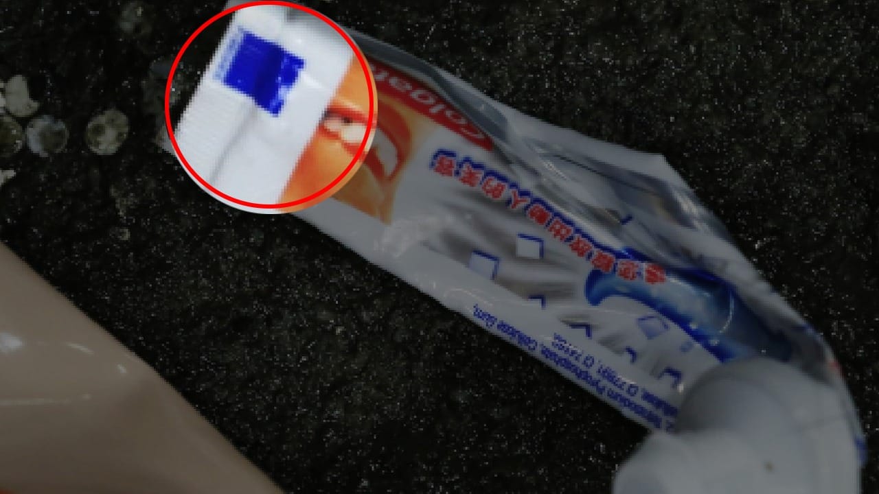 টুথপেস্ট (Toothpaste) ছাড়া দিন শুরু করার কথা ভাবাই যায় না। প্রতিদিন দাঁত মাজার সময় টিউবের একেবারে নিচের দিকে থাকা ছোট রঙিন দাগগুলো নিশ্চয়ই চোখে পড়েছে। এই দাগগুলো সাধারণত লাল, নীল, সবুজ বা কালো রঙের হয়ে থাকে। Getty Images