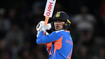 IND vs NZ 3rd T20: অর্ণব আছড়ে পড়ার আগেই ছক্কার ঝড় অভিষেকের, সেঞ্চুরিতে ওড়ালেন নিউজিল্যান্ডকে!