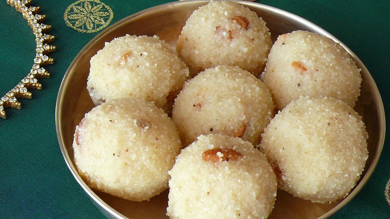 এই পদটি তৈরি করার রেসিপি বেশ নজরকাড়া হলেও, এর জন্য প্রয়োজন হয় চরম ধৈর্যের। কোরানো নারকেলের সঙ্গে পরিমাণমতো গুড় মিশিয়ে আগুনের আঁচে বেশ কিছুক্ষণ ধরে ধীরে ধীরে জ্বাল দিতে হয়। মিশ্রণটি আঠালো হয়ে এলে হাতের তালুতে সামান্য ঘি মাখিয়ে গরম অবস্থাতেই নিখুঁত গোল আকার দিতে হয়। Getty Images