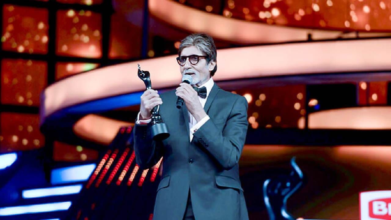 পুরস্কারের তালিকা এখানেই শেষ নয়, ফিল্মফেয়ারে ৪০ বারেরও বেশি মনোনয়ন পেয়েছেন তিনি। ১৭টি ফিল্মফেয়ার জয়ের এই রেকর্ড সঞ্জয় লীলা বনশালি বা জাভেদ আখতারের থেকেও অনেকটা বেশি। দেশের দ্বিতীয় শিল্পী হিসেবে এতগুলো ফিল্মফেয়ার পকেটে পুরেছেন বিগ বি।