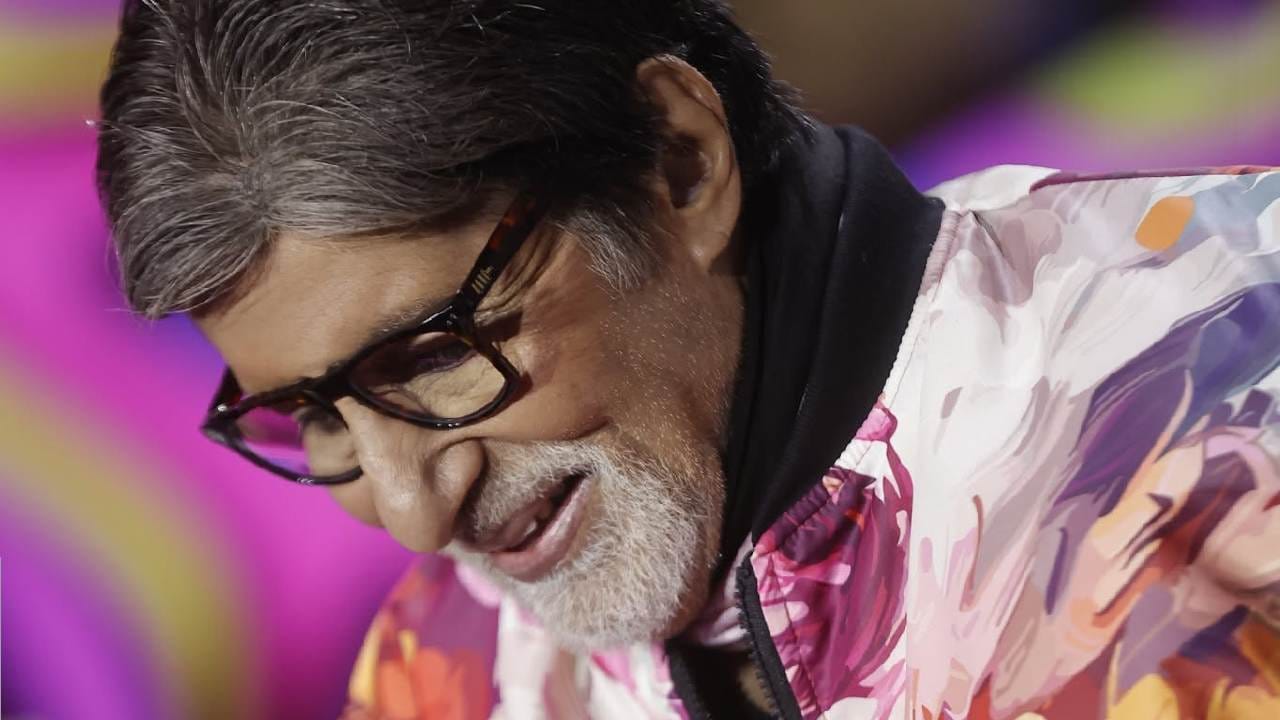 এখন স্বাভাবিকভাবেই প্রশ্ন হল, মেগাস্টারকেও এই দৌড়ে পিছনে ফেলেছেন কে? বলিউডের এমন এক কিংবদন্তি রয়েছেন যাঁর ফিল্মফেয়ার জয়ের সংখ্যা অমিতাভ বচ্চনের থেকেও বেশি। তিনি এক প্রবীণ পরিচালক ও গীতিকার যাঁর কলমে আজও মুগ্ধ গোটা ভারত।