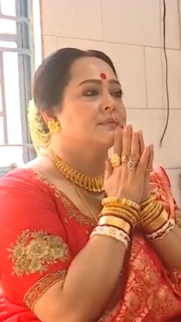 অপরাজিতা আঢ্যর বাড়িতে লক্ষ্মীপুজো, দেখুন...