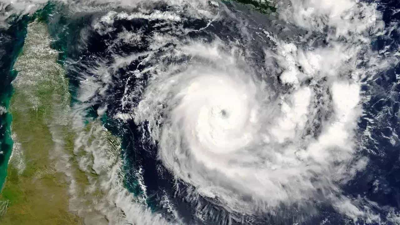 Cyclone Arnab: মাত্র ৬ ঘণ্টায় ভয়ঙ্কর রূপ নিল 'অর্ণব'! ল্যান্ডফলের আগেই বাংলায় জারি হয়ে গেল সতর্কতা Cyclone Arnab: মাত্র ৬ ঘণ্টায় ভয়ঙ্কর রূপ নিল 'অর্ণব'! ল্যান্ডফলের আগেই বাংলায় জারি হয়ে গেল সতর্কতা