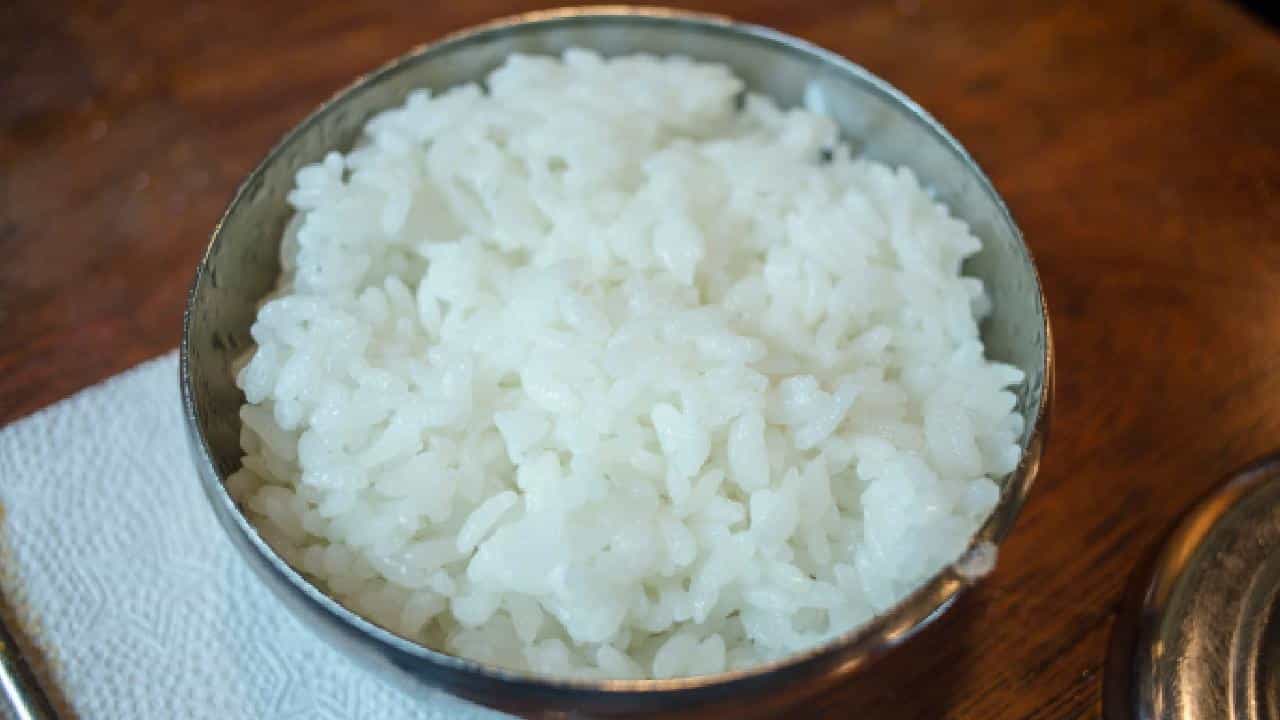 ফ্রিজের ঠান্ডা বাসি ভাত গরম করা বেশ সমস্যার একটি কাজ। কারণ গরম করলে বেশিরভাগ সময়তেই গলে কাদা হয়ে যায়। তবে রান্নাঘরের একটি ছোট্ট ম্যাজিক ট্রিক এই সমস্যার পুরোপুরি সমাধান করতে পারে। Image Credit- Pexel