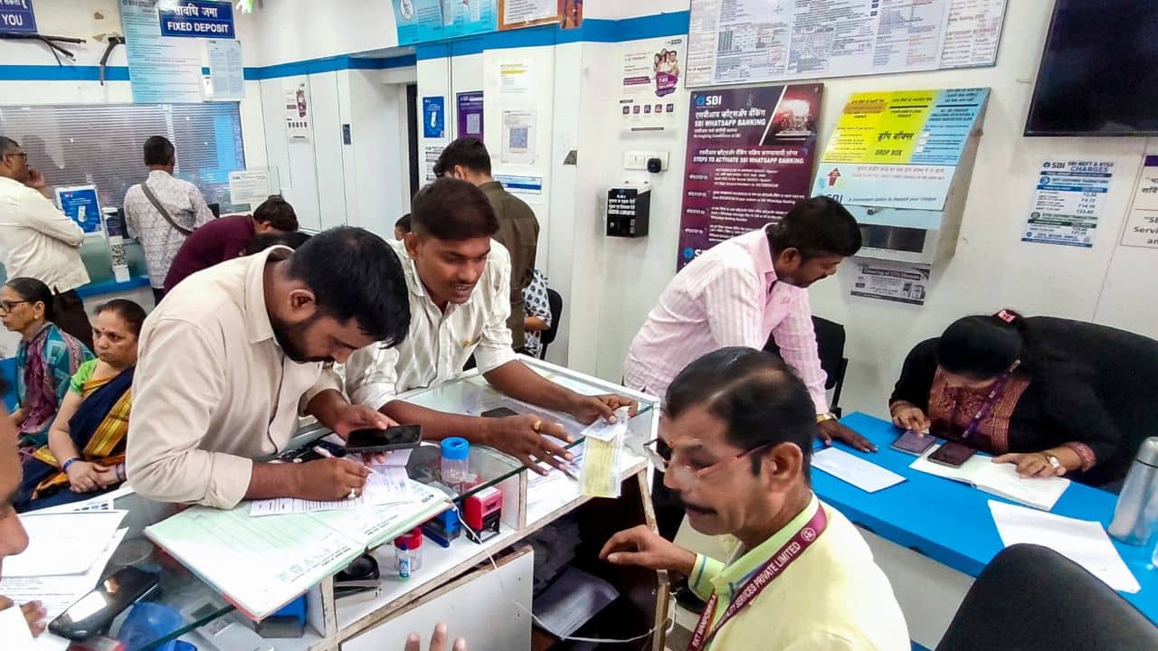 Saturday Bank Holiday Claim: মাসের প্রতিটা শনিবারই এবার থেকে বন্ধ থাকবে ব্যাঙ্ক? সত্যিটা জানাল সরকার...