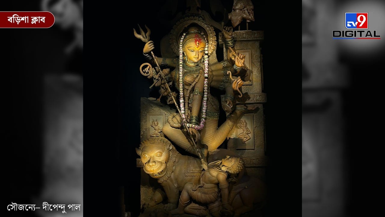 বড়িশা ক্লাব এবার ‘কাল রেখা’ থিমের মাধ্যমে সময়ের এক অজানা যাত্রাপথকে দর্শকদের সামনে তুলে ধরেছে। অতীত, বর্তমান ও ভবিষ্যতের এক অপূর্ব মেলবন্ধন এই মণ্ডপের আনাচেকানাচে ছড়িয়ে রয়েছে। সময়ের সঙ্গে মানুষের জীবনের পরিবর্তন ও বিবর্তনের গল্প খুব সুন্দরভাবে ফুটিয়ে তুলেছেন শিল্পীরা।