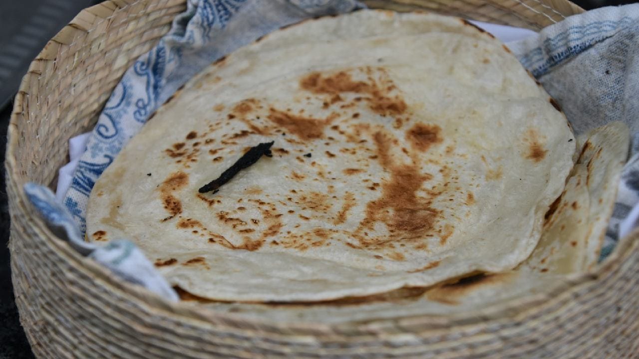 দেশের বিভিন্ন প্রান্তে রুটির আলাদা আলাদা নাম প্রচলিত রয়েছে। উত্তর ভারতের দিকে এটিকে মূলত চাপাটি বলা হলেও, জায়গা বিশেষে একে ফুলকাও বলা হয়। নাম যাই হোক না কেন, নরম তুলতুলে এই খাবারের জনপ্রিয়তা কিন্তু সব জায়গায় সমান। Unsplash