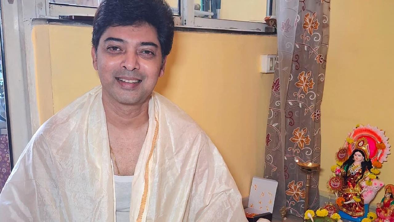 প্রতি বছর নিয়ম করে নিজের বাড়িতে কোজাগরী লক্ষ্মীপুজোর আয়োজন করেন অভিনেতা ভাস্বর চট্টোপাধ্যায়। নিজে হাতে পুজোর সমস্ত জোগাড় থেকে শুরু করে অতিথি আপ্যায়ন, সবকিছুই তিনি সুচারুভাবে সামলান। আড়ম্বর নয়, বরং আন্তরিকতা এবং ভক্তিই তাঁর বাড়ির পুজোর মূল আকর্ষণ। Instagram