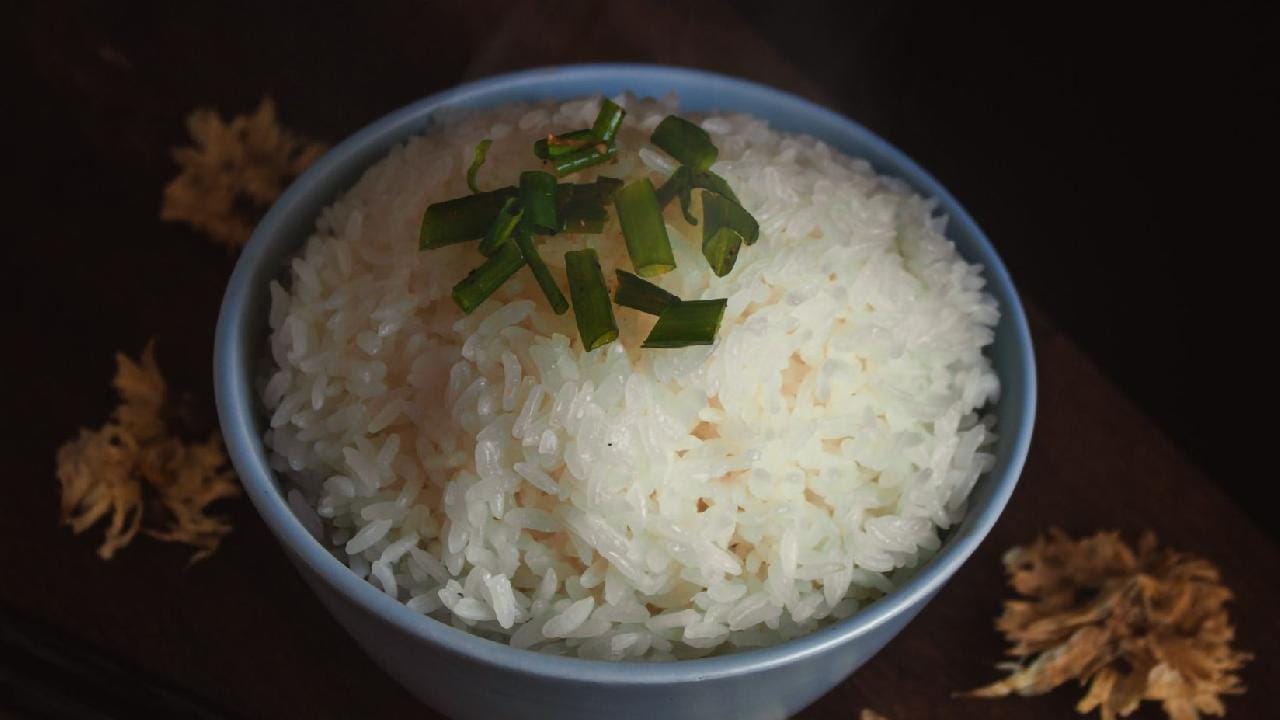 বরফ সরাসরি জল ঢালার মতো ভাতকে ভিজিয়ে দেয় না বলে স্বাদ একেবারেই নষ্ট হয় না। তাই এবার থেকে ফ্রিজের ভাত ফেলে না দিয়ে, খুব সহজেই এই ম্যাজিক ট্রিক কাজে লাগিয়ে স্বাস্থ্যকর বাসি ভাত জমিয়ে উপভোগ করতে পারেন। Image Credit- Pexel