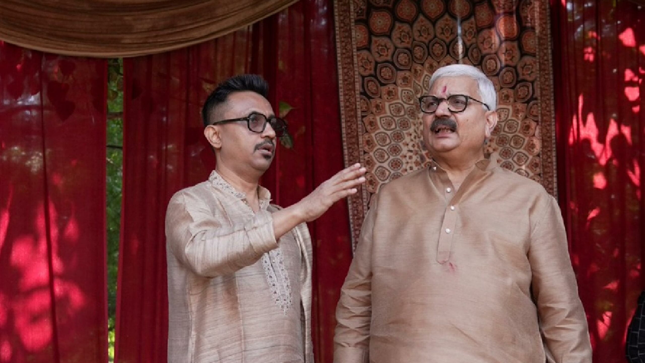 সুখ ও সমৃদ্ধির কামনায় চোখ বন্ধ করে মায়ের কাছে প্রার্থনা করলেন ভক্তরা। গতকাল সন্ধ্যায় ডিজে শিবলের বিটে ডান্ডিয়া রাসের তালে মেতে উঠেছিলেন আট থেকে আশি, এভাবেই আনন্দে জমজমাট হয়ে উঠেছে উৎসব।