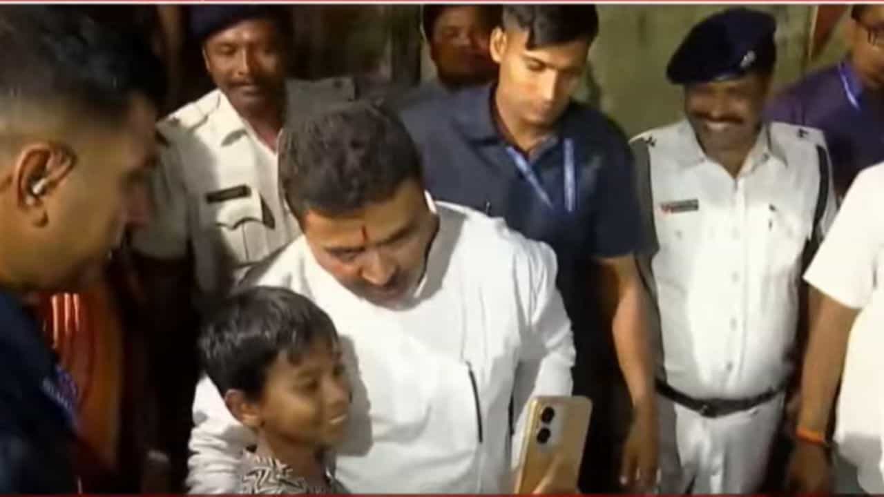 CM Suvendu Adhikari: মুখ্যমন্ত্রীর সঙ্গে সেলফি তোলার বায়না, খুদেকে চোখ বড় করে বললেন, 'আর মোবাইলে হাত দিবি না, লাস্টবার বলে দিলাম' CM Suvendu Adhikari: মুখ্যমন্ত্রীর সঙ্গে সেলফি তোলার বায়না, খুদেকে চোখ বড় করে বললেন, 'আর মোবাইলে হাত দিবি না, লাস্টবার বলে দিলাম'