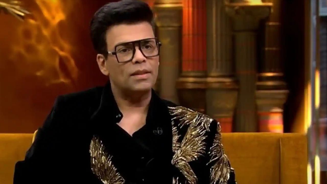 করণ জোহর স্বীকার করেন যে তিনি ব্ল্যাক কফি একেবারেই খেতে পারেন না। তাই শোয়ের সেটে তাঁর হাতের ওই বিখ্যাত কাপে কখনও কফি থাকে না। বরং কফির বদলে তিনি তার কাপে সারাক্ষণ কোল্ড ড্রিঙ্কস ভরে রাখেন। Facebook