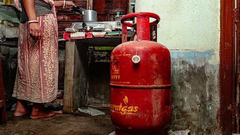 Cooking Gas Tips: রান্নার গ্যাস ফুরোচ্ছে তাড়াতাড়ি? এই ৬টি সহজ উপায়ে সিলিন্ডার চলবে অনেকদিন