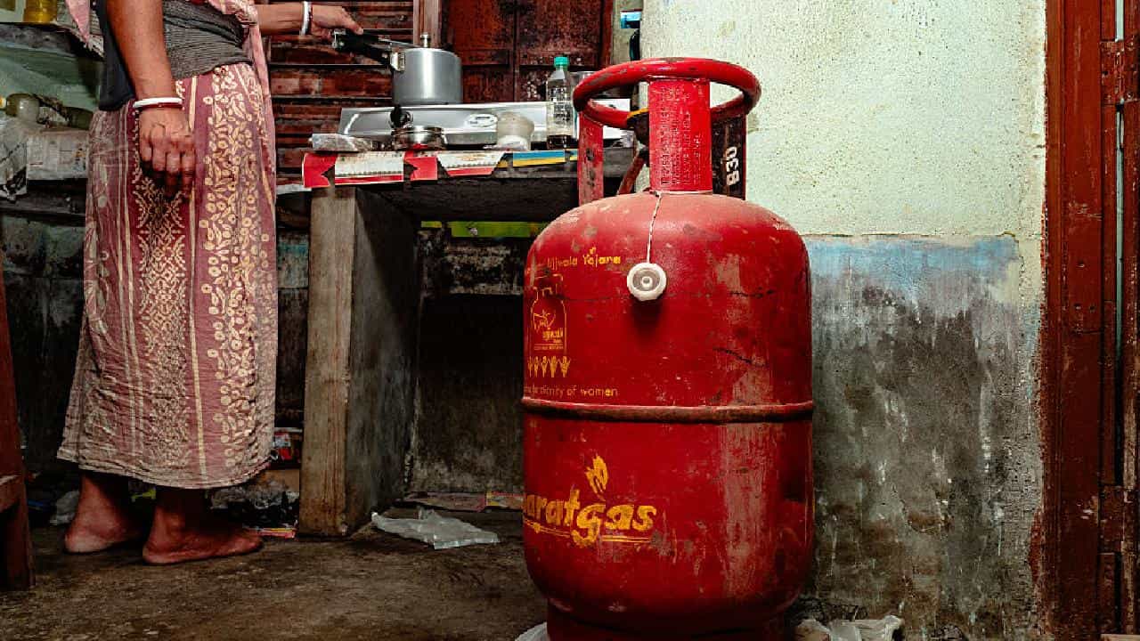 Cooking Gas Tips: রান্নার গ্যাস ফুরোচ্ছে তাড়াতাড়ি? এই ৬টি সহজ উপায়ে সিলিন্ডার চলবে অনেকদিন Cooking Gas Tips: রান্নার গ্যাস ফুরোচ্ছে তাড়াতাড়ি? এই ৬টি সহজ উপায়ে সিলিন্ডার চলবে অনেকদিন