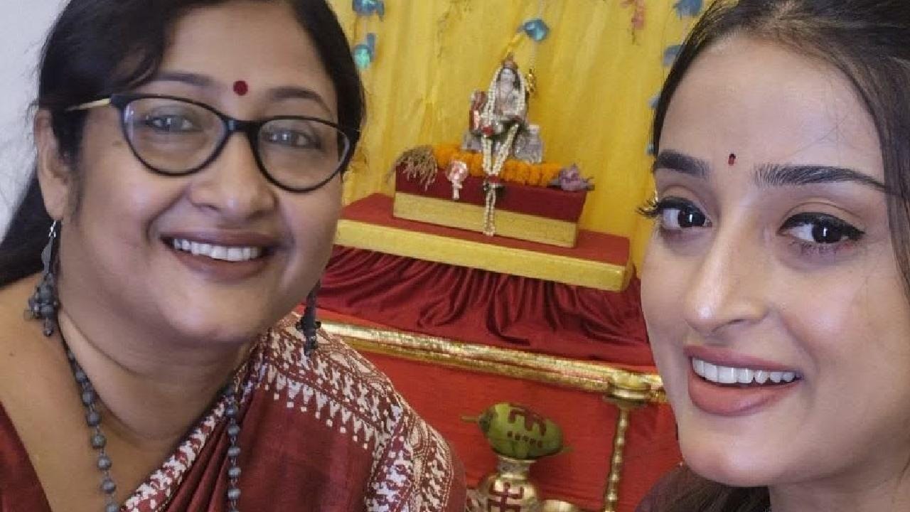 মায়ের সঙ্গে মিলে এবছর বাড়ির লক্ষ্মীপুজোর দায়িত্ব সামলেছেন অভিনেত্রী দেবদৃতা বসু। পুজোর প্রতিটি কাজে মায়ের যোগ্য সঙ্গত দিয়ে তিনি এই উৎসবকে আরও বিশেষ করে তুলেছেন। মা-মেয়ের এই মিষ্টি মুহূর্তের ছবি সমাজমাধ্যমে ব্যাপক জনপ্রিয়তা পেয়েছে। Instagram