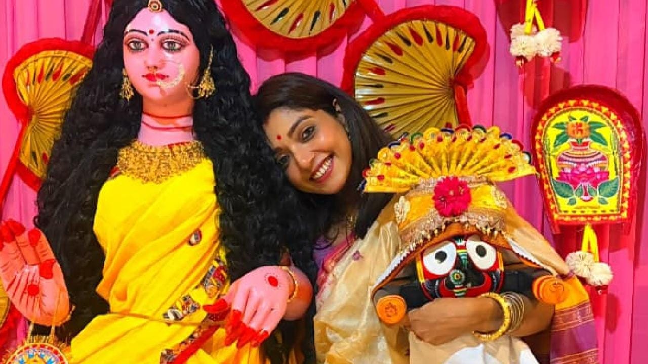 সাবেকি সাজে কোজাগরী লক্ষ্মীপুজোর আয়োজন করেছেন অভিনেত্রী দেবলীনা কুমার। পুজোর দিন তাঁর পরনে ছিল ছিমছাম অথচ ঐতিহ্যবাহী শাড়ি, যা তাঁর রূপে বাড়তি স্নিগ্ধতা যোগ করেছে। ভক্তিভরে দেবীর আরাধনা করে সকলের মঙ্গল কামনা করেছেন মহানায়ক উত্তম কুমারের নাতবৌমা। Instagram