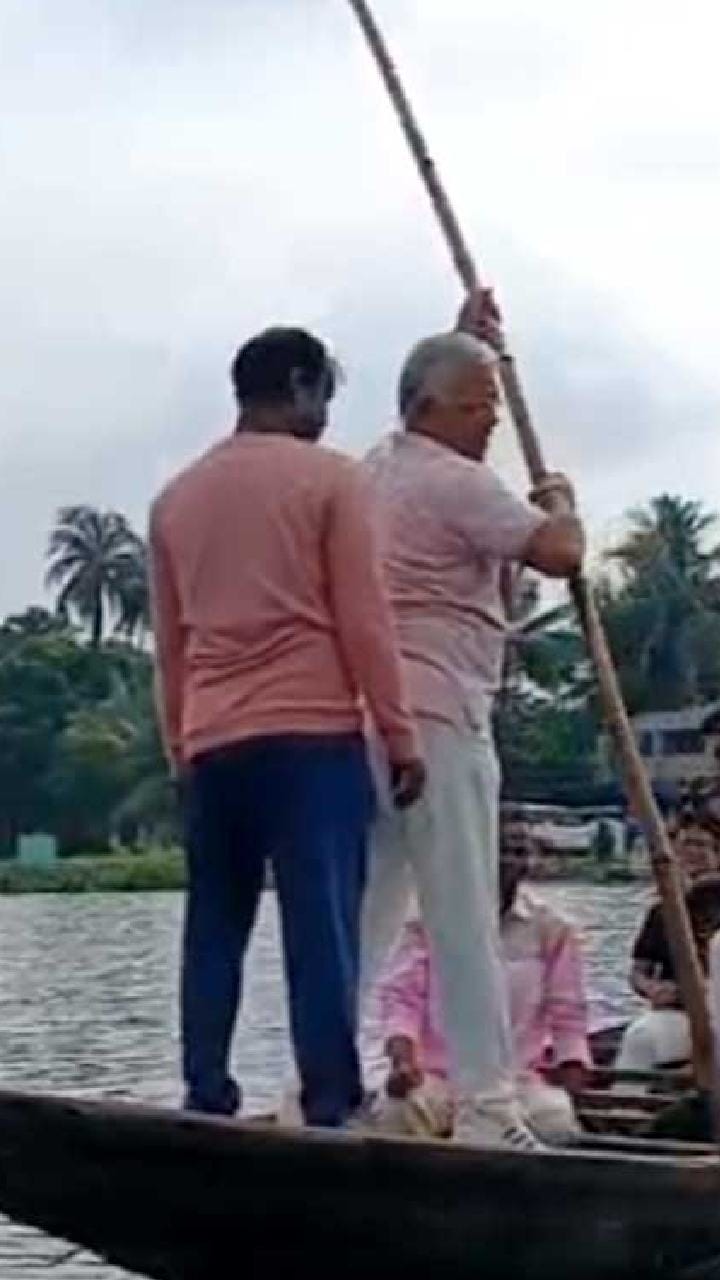 ইকোপার্কে দলীয় কর্মীদের সঙ্গে নৌকাবিহার করলেন পঞ্চায়েত মন্ত্রী দিলীপ ঘোষ