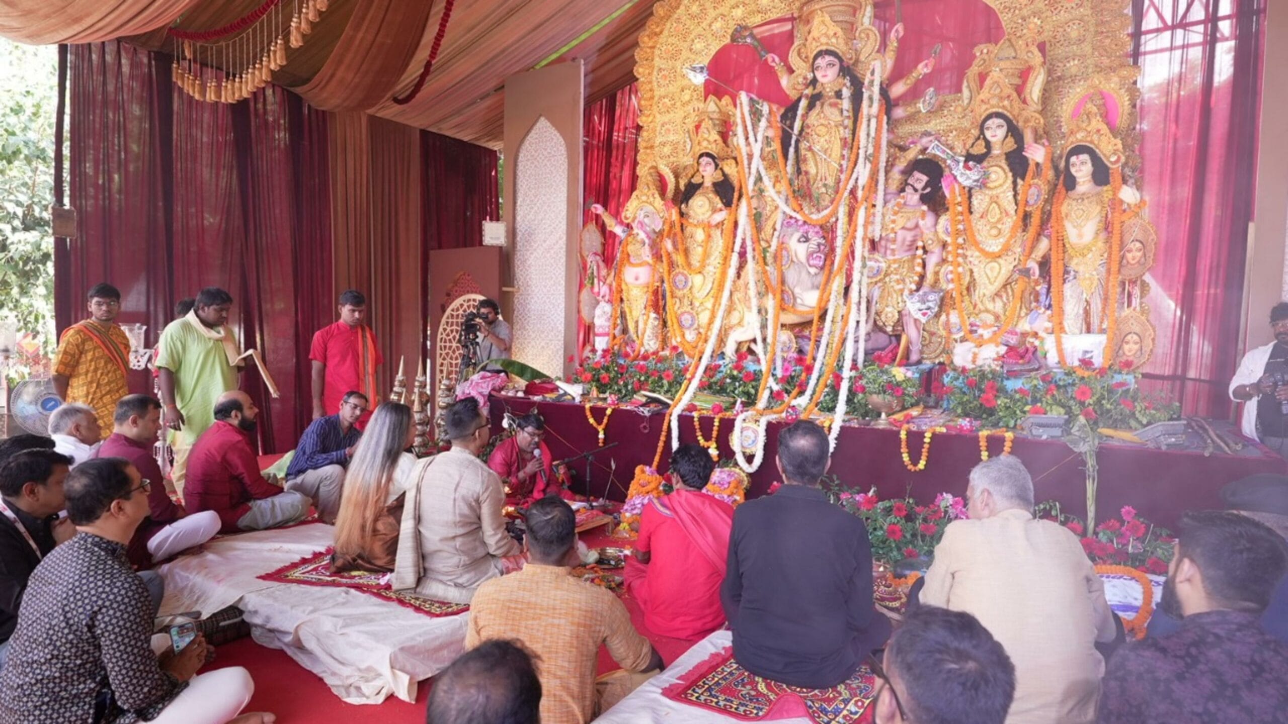 এই পুণ্যলগ্নে বিশেষ যজ্ঞে অংশ নিতে দেখা গেল টিভি৯ নেটওয়ার্কের এমডি ও সিইও বরুণ দাসকে। পাশাপাশি এই ফেস্টিভ্যাল অব ইন্ডিয়া-তে উপস্থিত ছিলেন কংগ্রেস নেতা রাজীব শুক্লা এবং বিজেপি নেতা সতীশ উপাধ্যায়।