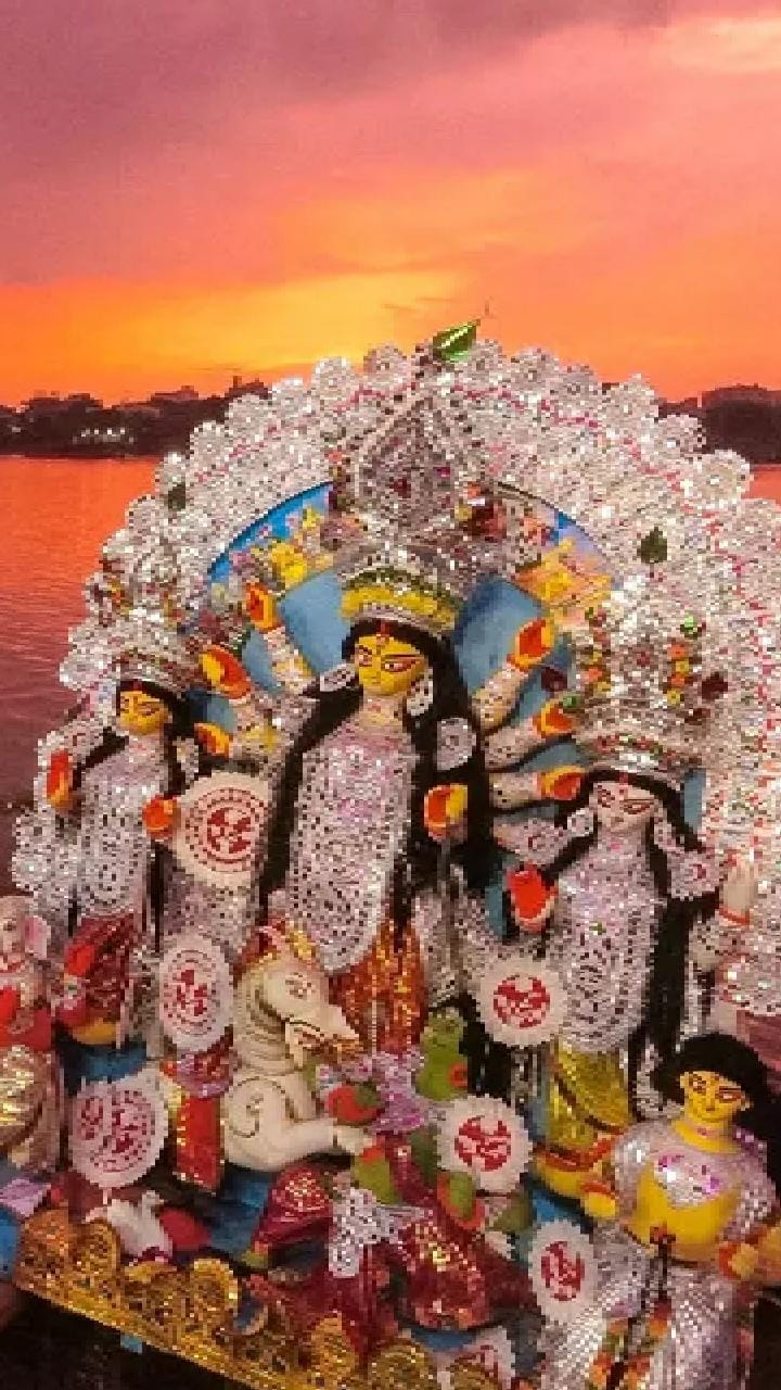 শেষবেলায় পুজোর আনন্দ ভাগ করে নেওয়ার পালা