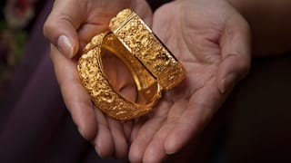 Today Gold Rate in Kolkata: দুর্গাপুজো শেষ, সামনে ধনতেরাস! কলকাতায় আজ ২২ ও ২৪ ক্যারেট সোনার দাম কত জানেন?