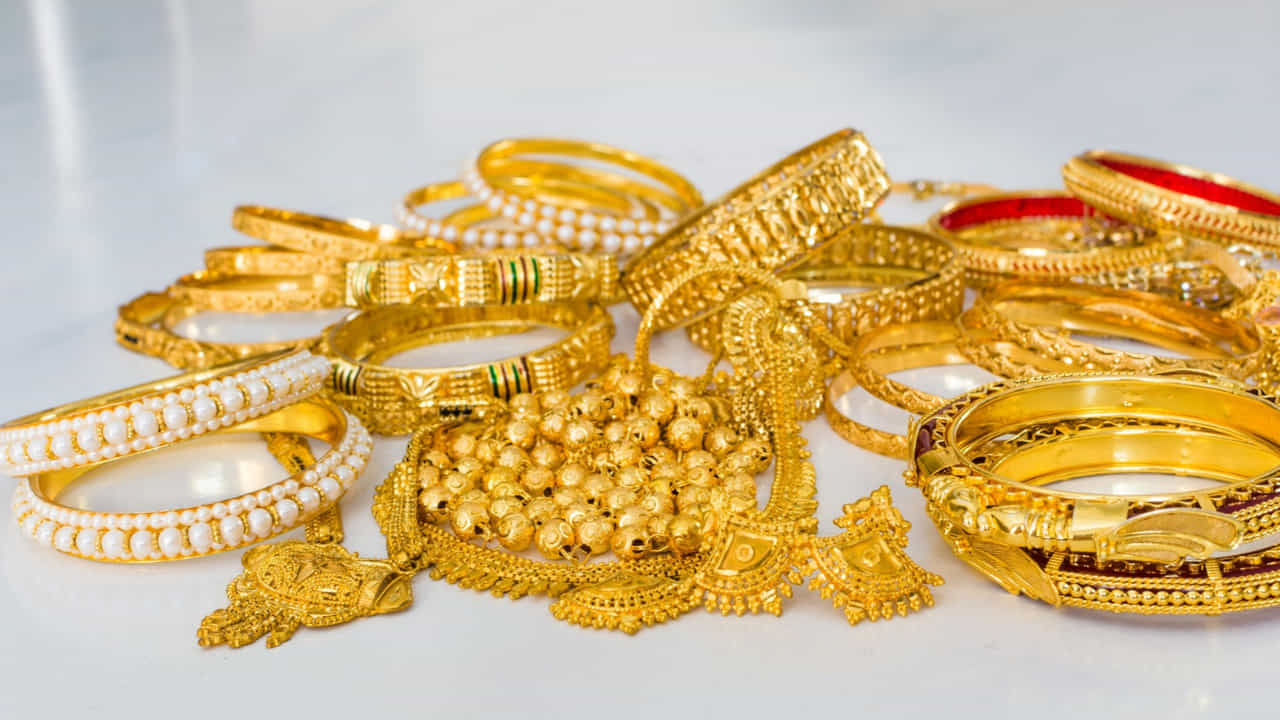 Gold Price Rising: ১০ গ্রাম সোনায় ১ গ্রাম উধাও? সোনার গয়না বানাতে গিয়ে ঠকছেন না তো? Gold Price Rising: ১০ গ্রাম সোনায় ১ গ্রাম উধাও? সোনার গয়না বানাতে গিয়ে ঠকছেন না তো?