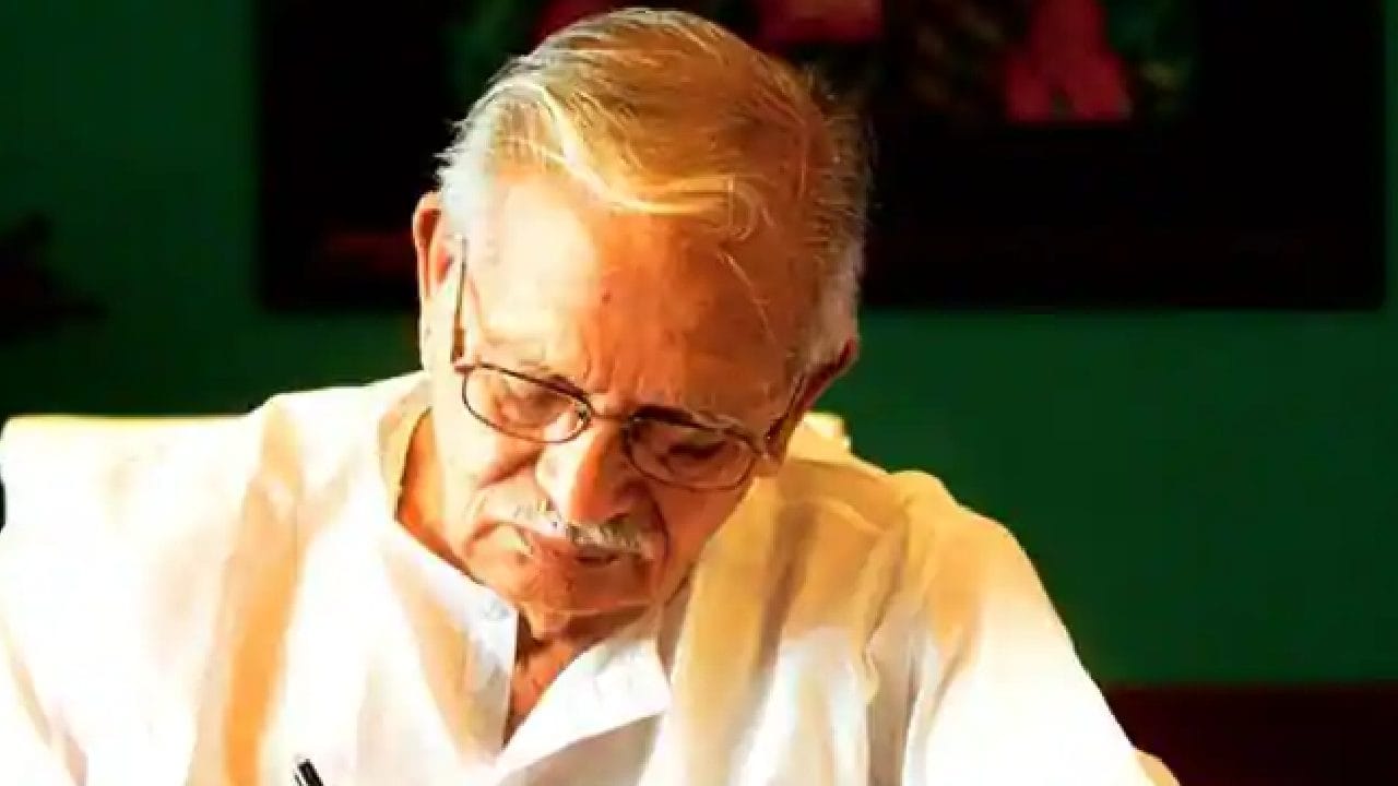 কেরিয়ারে সেরা গীতিকার, সেরা পরিচালক, সেরা সংলাপ ও ক্রিটিকস বিভাগে এই পুরস্কার জিতেছেন গুলজার। সর্বোচ্চ ফিল্মফেয়ার জয়ের তালিকায় গুলজারের ঠিক পরেই জ্বলজ্বল করছে অমিতাভের নাম। পুরস্কারের হিসেব যাই হোক, দুজনেই যে ভারতীয় সিনেমার আসল রত্ন তা বলাই বাহুল্য।