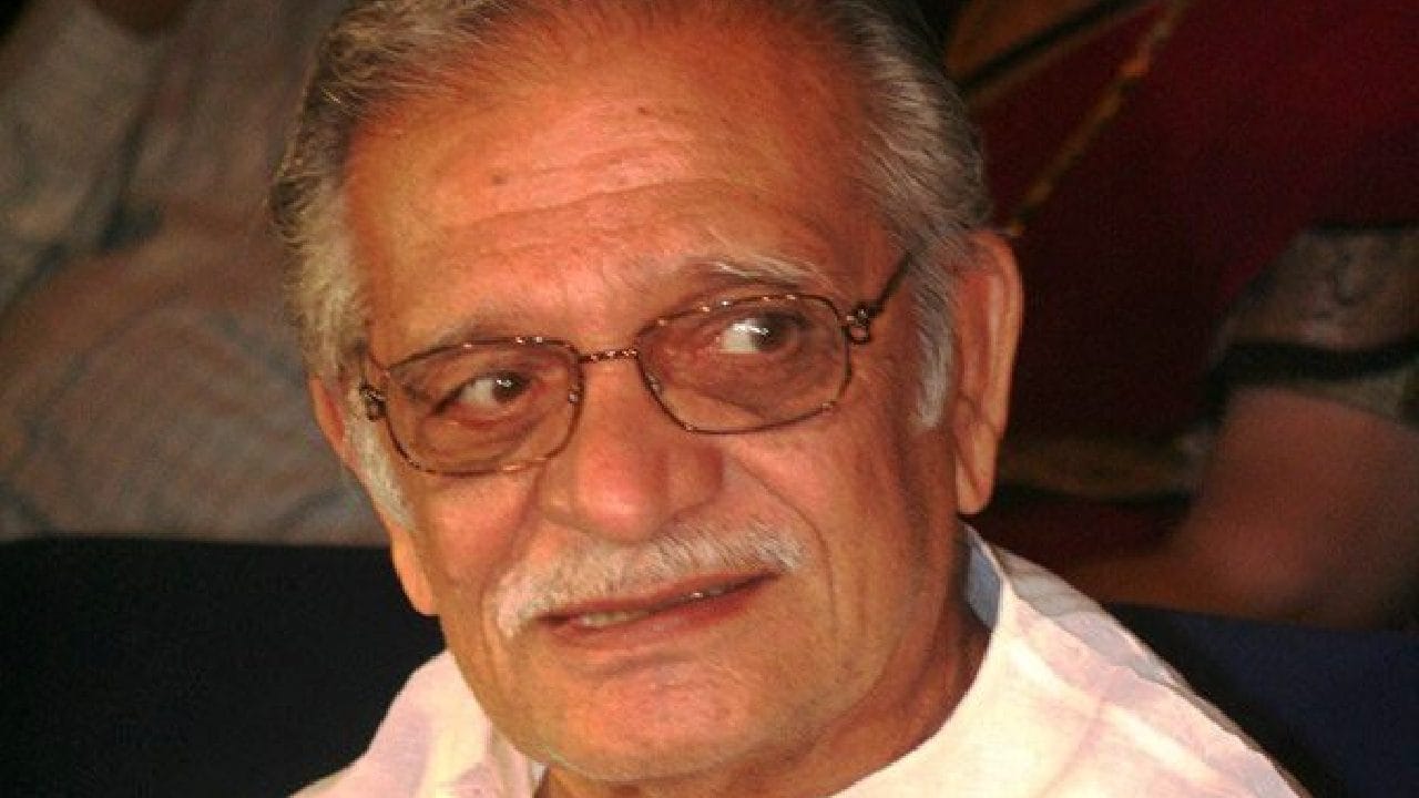 ফিল্মফেয়ার জয়ের নিরিখে অমিতাভ বচ্চনকেও ছাপিয়ে গিয়েছেন স্বনামধন্য গীতিকার ও পরিচালক গুলজার। ফিল্ম ইন্ডাস্ট্রির ইতিহাসে সবচেয়ে বেশি ফিল্মফেয়ার জেতার রেকর্ড আজও তাঁরই দখলে। লাইফটাইম অ্যাচিভমেন্ট মিলিয়ে মোট ২২ বার এই সম্মান জিতেছেন তিনি।