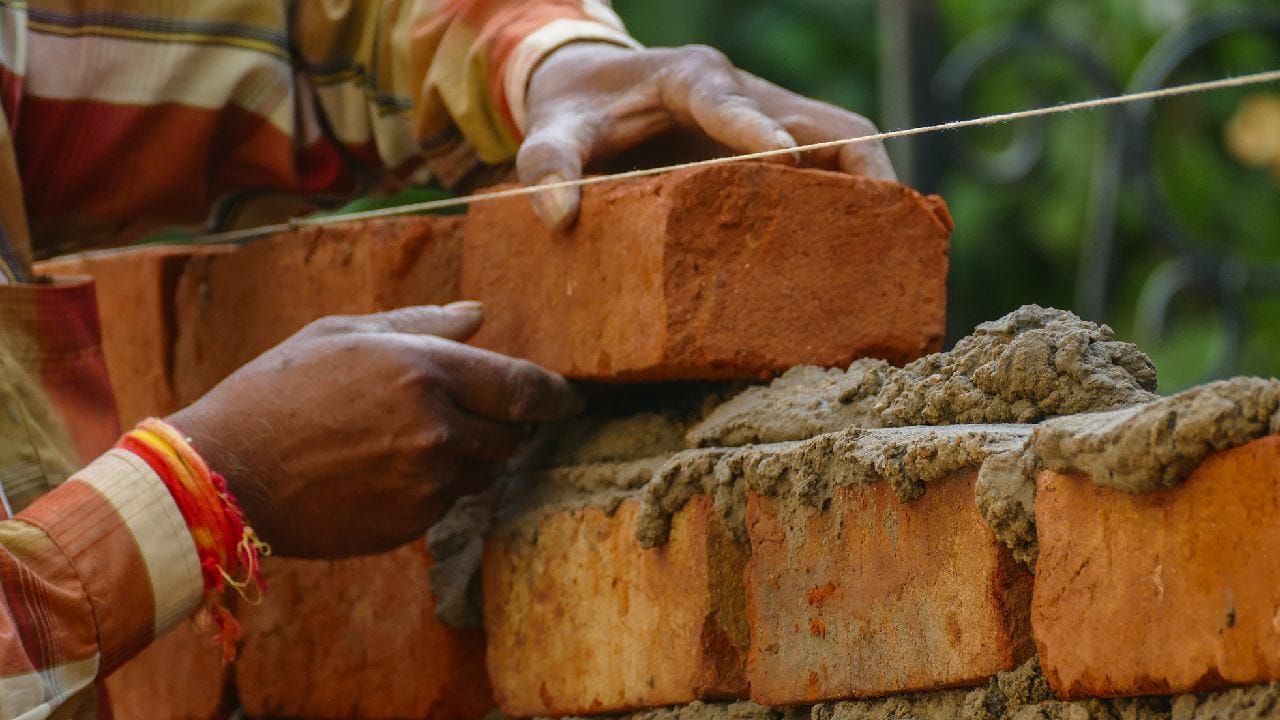 কাদামাটিকে ছাঁচে ফেলে যখন চুল্লিতে পোড়ানো হয়, তখন ইটের গায়ে অসংখ্য ছোট ছোট ছিদ্র তৈরি হয়ে যায়। এই ফাঁকা জায়গাগুলোর জন্যই শুকনো ইটের জল টেনে নেওয়ার ক্ষমতা মারাত্মক বেশি থাকে। তাই শুকনো ইট জলের ছোঁয়া পেলেই নিমেষের মধ্যে অনেকটা জল শুষে নিতে পারে। Getty Images